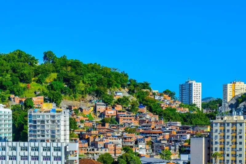 Paraguassu FM 87.9 — O Brasil está ficando ainda mais desigual ou, ao contrário, a distância entre ricos e pobres vem diminuindo? Dois estudos recentes mostraram cenários opostos para essa questão, esquentando o debate entre economistas. Um novo relatório sobre desigualdade global divulgado nesta quarta-feira (10), o World Inequality Report 2026, afirma que a renda concentrada no bolso dos mais ricos aumentou nos últimos anos no Brasil, tornando o país ligeiramente mais desigual entre 2014 e 2024. Ainda segundo esse relatório, produzido por um amplo grupo de economistas, entre eles o francês Thomas Piketty, a desigualdade brasileira “permanece entre as mais altas do mundo”. [&hellip;]