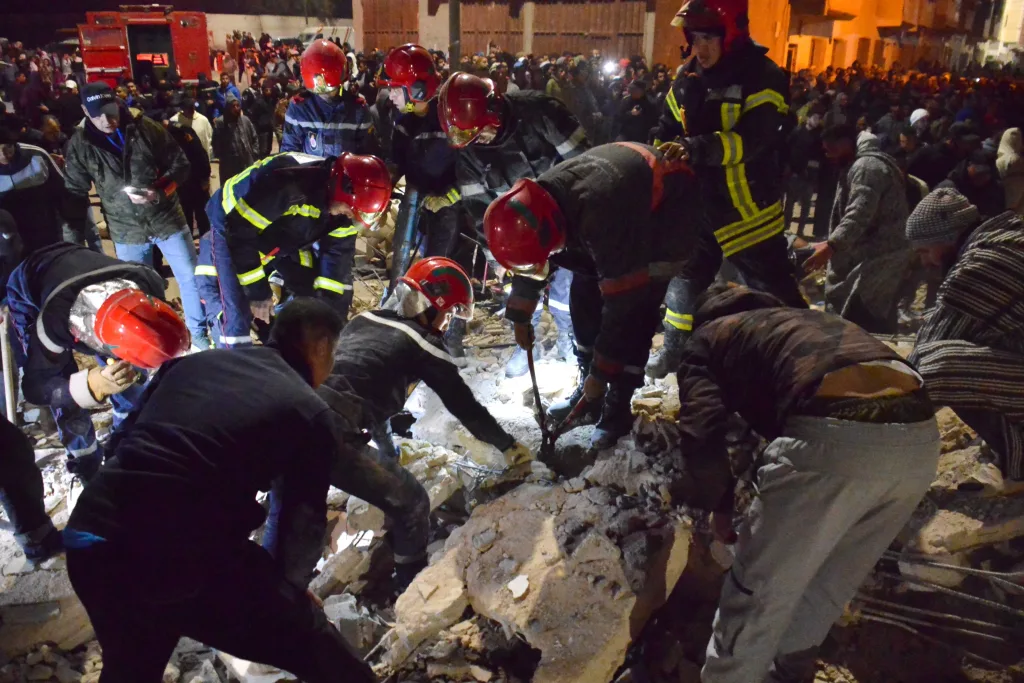 Paraguassu FM 87.9 — Equipes de resgate buscam vítimas nos escombros após dois prédios desabarem na região de Al Massira, na cidade de Fez, no Marrocos, no dia 9 de dezembro de 2025 Ahmed Alaoui Mrani/AFP Pelo menos 19 pessoas morreram e 16 ficaram feridas no desabamento de dois prédios na cidade de Fez, antiga capital do Marrocos, na madrugada desta quarta-feira (10), segundo informações da agência de notícias Reuters. A agência estatal MAP informou que os feridos estão com “diferentes graus de gravidade” e as equipes de resgate seguem trabalhando nos escombros em busca de sobreviventes. De acordo com autoridades locais, os edifícios [&hellip;]