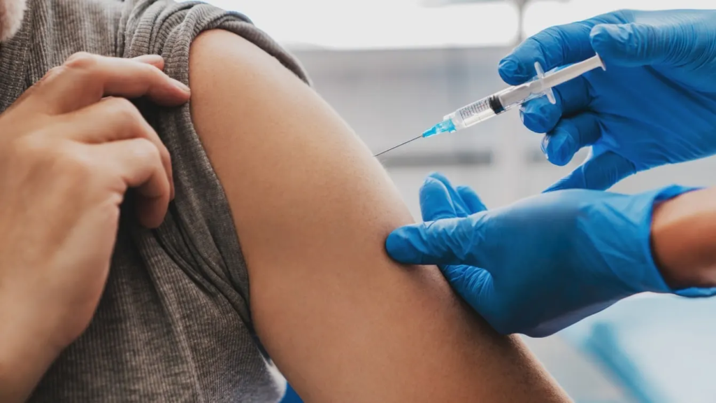 Guaíra - 97.7 - Santa Rosa - RS — Mobilização realizada no sábado teve aplicação de vacinas de rotina e doses contra a influenza nas Unidades Básicas de Saúde. Fonte: Jornal Noroeste