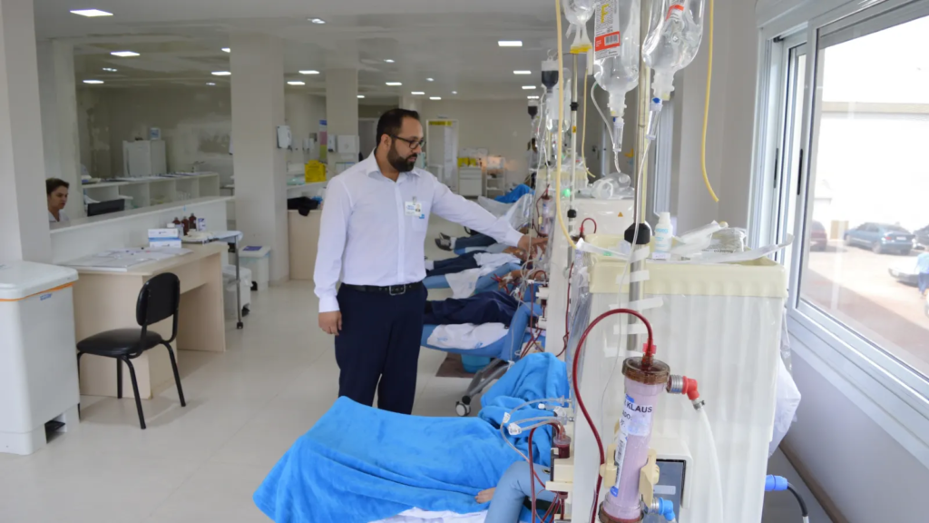 Guaíra - 97.7 - Santa Rosa - RS — Hospital Vida & Saúde atende atualmente 140 pacientes crônicos e realiza cerca de 1.600 sessões de hemodiálise por mês. Fonte: Jornal Noroeste