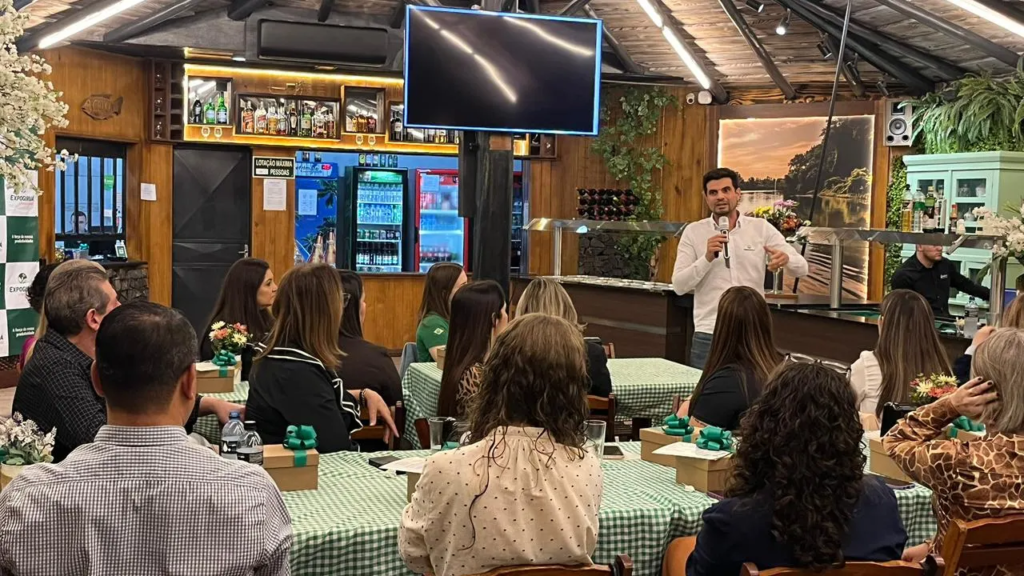 Guaíra - 97.7 - Santa Rosa - RS — Primeira reunião da comissão organizadora contou com compartilhamento de experiências da Fenasoja. Fonte: Jornal Noroeste