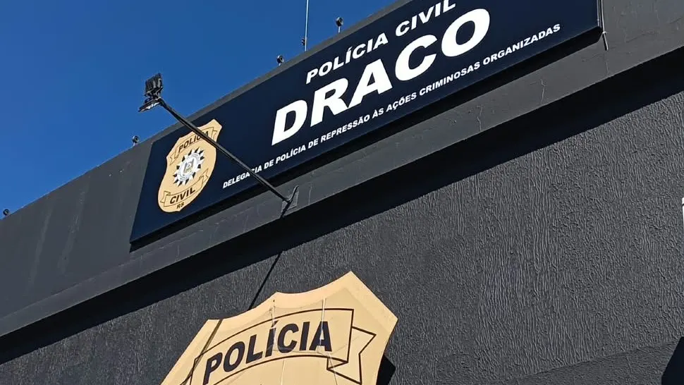 Guaíra - 97.7 - Santa Rosa - RS — De acordo com a delegacia especializada, uma mulher foi localizada e presa e os outros dois mandados foram cumpridos em relação a investigados que já se encontravam recolhidos ao sistema prisional. Fonte: Jornal Noroeste