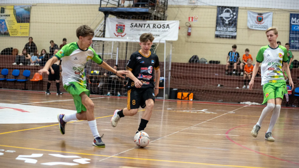 Guaíra - 97.7 - Santa Rosa - RS — Competição das categorias de base teve 38 partidas disputadas e reuniu 21 equipes no Ginásio João Batista Moroni. Fonte: Jornal Noroeste