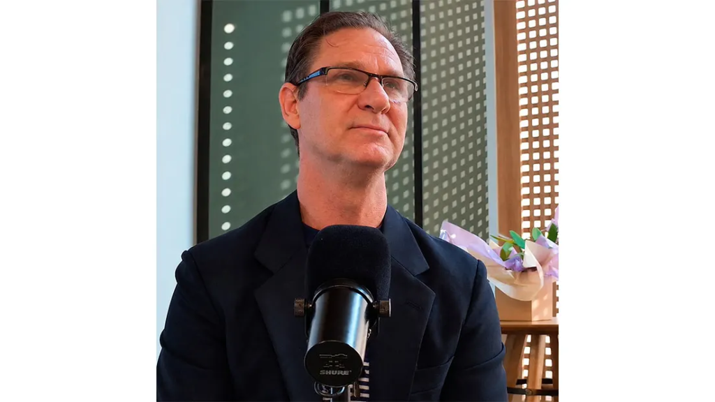 Guaíra - 97.7 - Santa Rosa - RS — Roberto Luiz Buuron, o Beto, já fabricou perto de mil instrumentos associados à música nativista gaúcha. Fonte: Jornal Noroeste