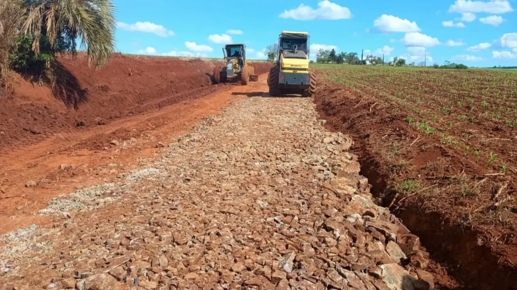 Guaíra - 97.7 - Santa Rosa - RS — Serviços de patrolamento e encascalhamento foram executados nas comunidades de Linha das Flores e Linha Federação. Fonte: Jornal Noroeste