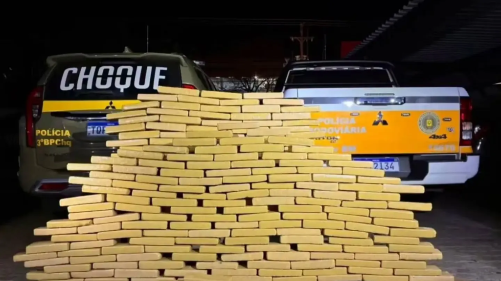 Guaíra - 97.7 - Santa Rosa - RS — Polícia apreendeu 214 tijolos da droga durante abordagem na madrugada desta quarta-feira. Fonte: Jornal Noroeste